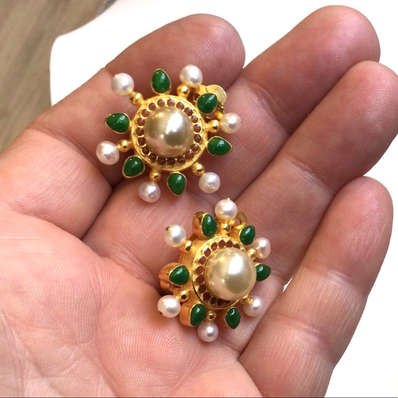 VTG METROPOLITAN MUSEUM MMA Gold Tone Faux Pearl Green Red Enamel Earrings - Picture 4 of 6